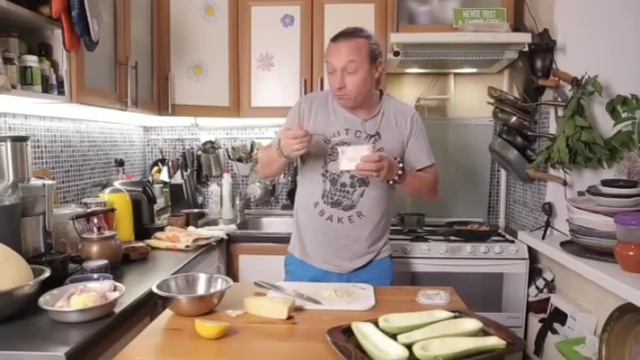 повар Василий Емельяненко тайком на кухне ЖРЁТ сметану прямо из банки!