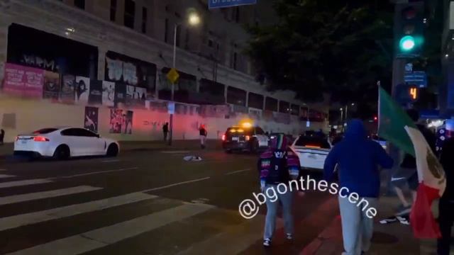 Протестующие против политики Дональда Трапма в основном это мигранты разграбили крупный..