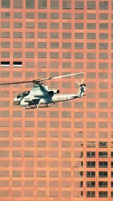 Над центром Лос-Анджелеса замечен ударный вертолет AH-1Z Корпуса морской пехоты США