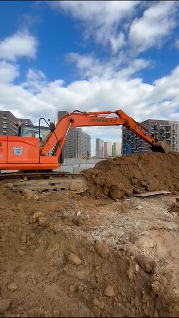 Экскаватор Lonking 6135 в работе 2