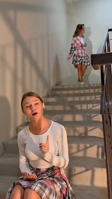 Поём «Кухни» в подъезде✨