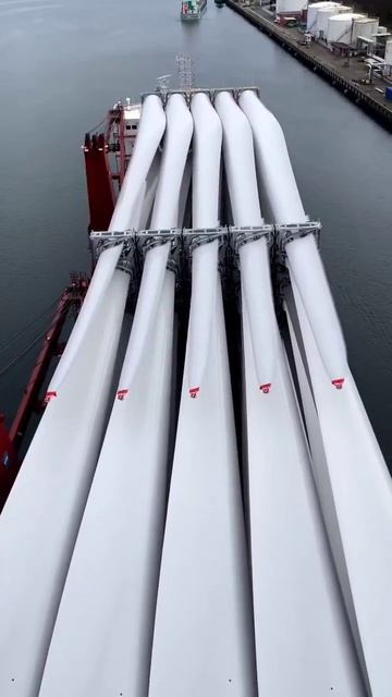 🛥 Перевозка огромных лопастей ветряных турбин на корабле