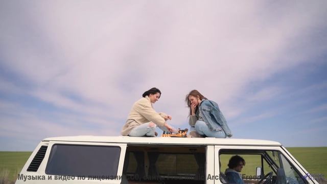 Дороги, поля и горизонты пульсируют в ритме трека - Road Trip -- Podington Bear -- The Hump (Box Set