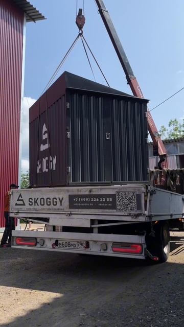 Погрузка собранного контейнера SKOGGY с односкатной крышей на манипулятор