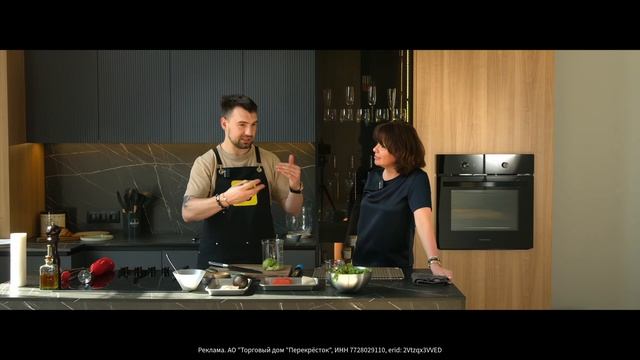 Багет со слабосоленой форелью, руколой и кремом из авокадо
