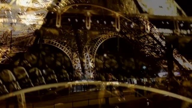 Мерцание Эйфелевой башни.The twinkling of the Eiffel Tower.