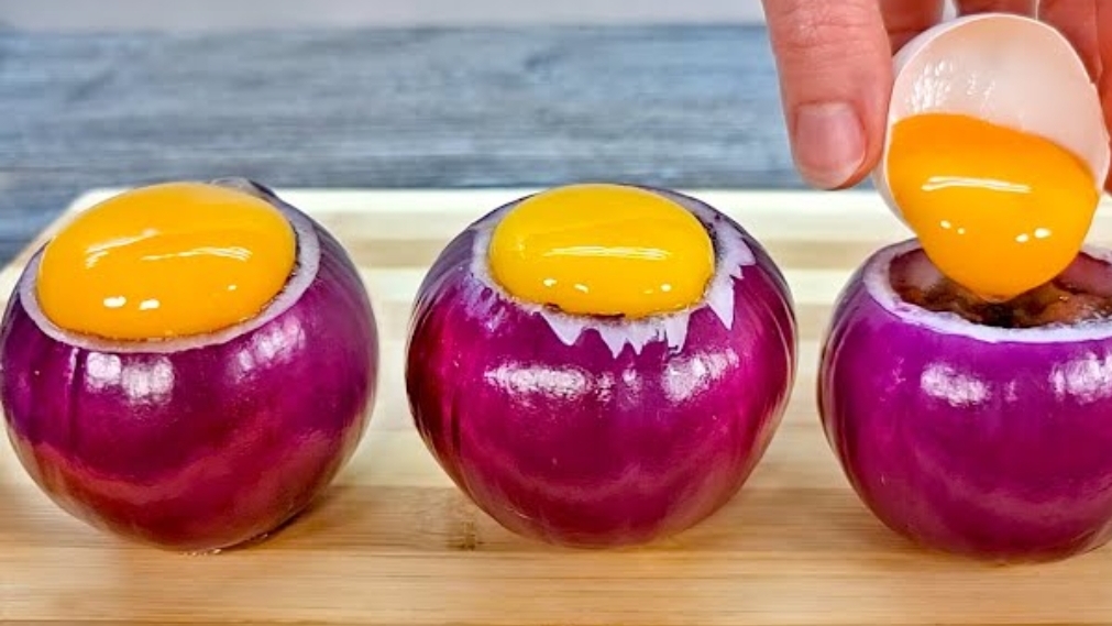 Просто добавьте яйца к луку и результат будет восхитительным! Легкий завтрак! 🧅🫑🍅