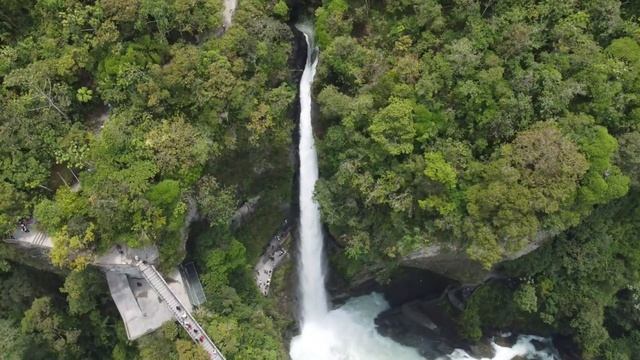 Звуки, краски и энергия падающей воды водопада Эквадо?