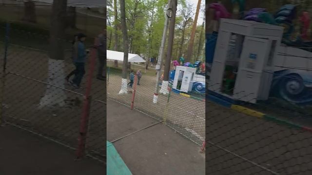 Матвей с папой на карусели)))