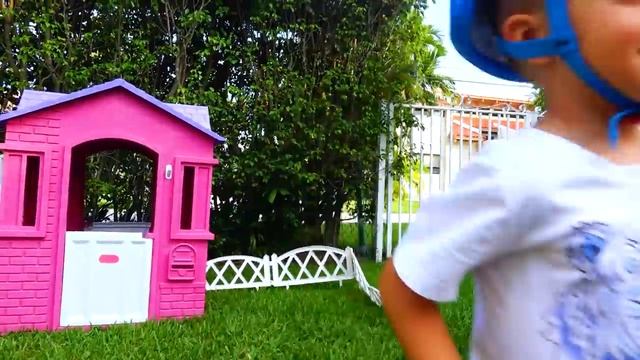 Влад и Никита - Влад и Никита рушат игрушечные стены