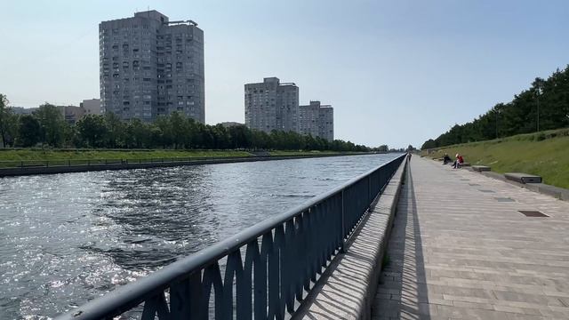 Река Смоленка и дома на курьих ножках…