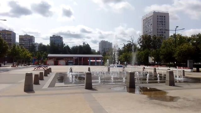 Прогулка в погожий летний день фонтан