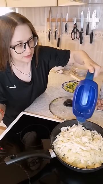 Тушёная капуста с кабачком и сосисками