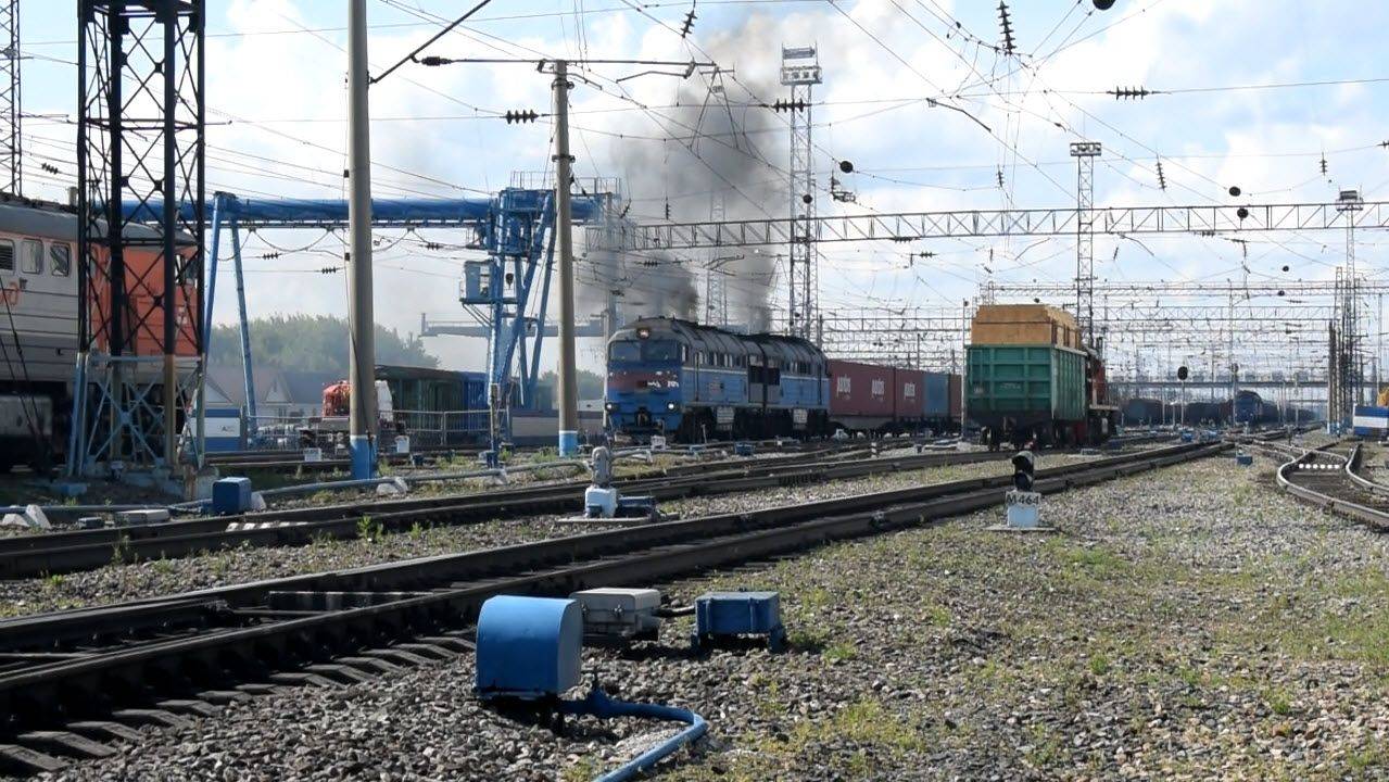Тепловоз 2ТЭ116У-0025. Отправление с контейнерным поездом.