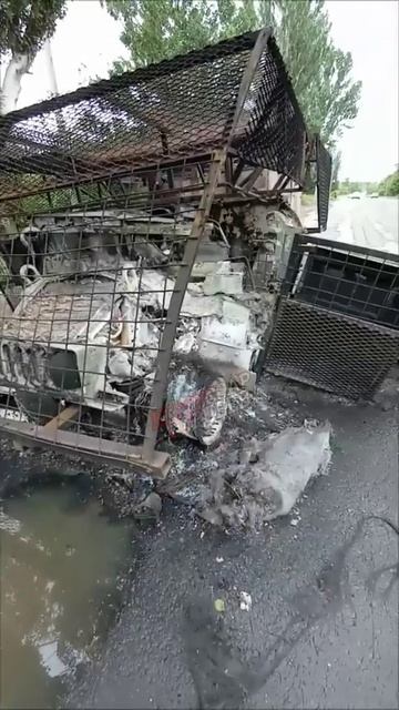 На кадрах сожжённый до тла бронеавтомобиль HMMWV свинорылых