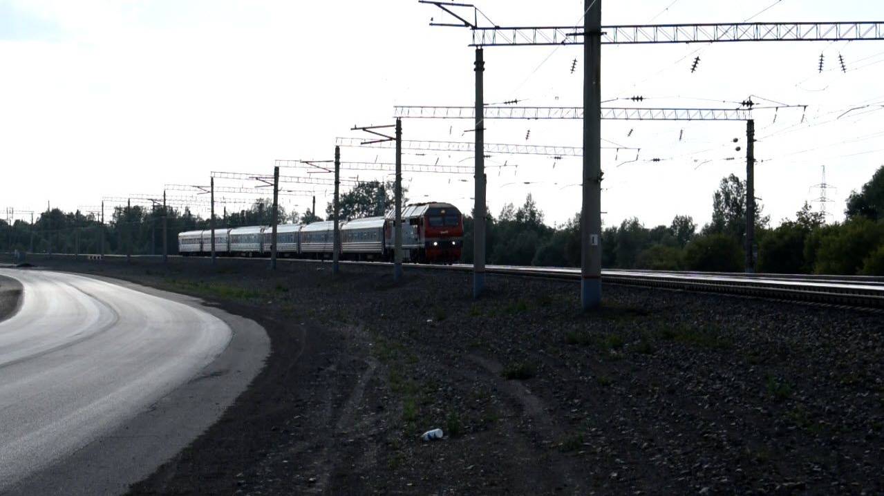 Тепловоз ТЭП70БС-264 с поездом "Восток".