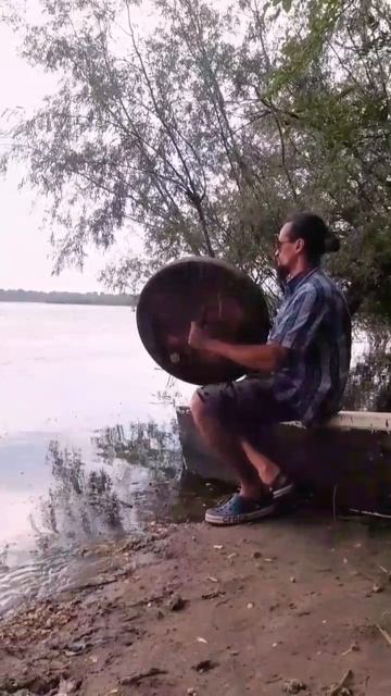 Шаманское камлани на бубне перед грозой