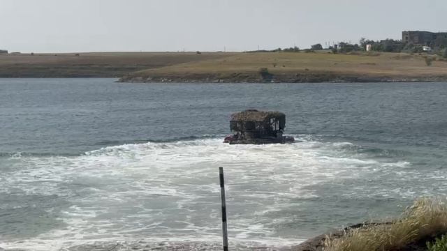 БМП-3 с антидроновыми мангалом и бочками в качестве импровизированных поплавков демонстрирует св...