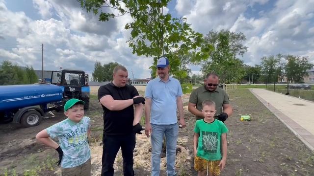 Акция по посадке деревьев на пл. Ленина