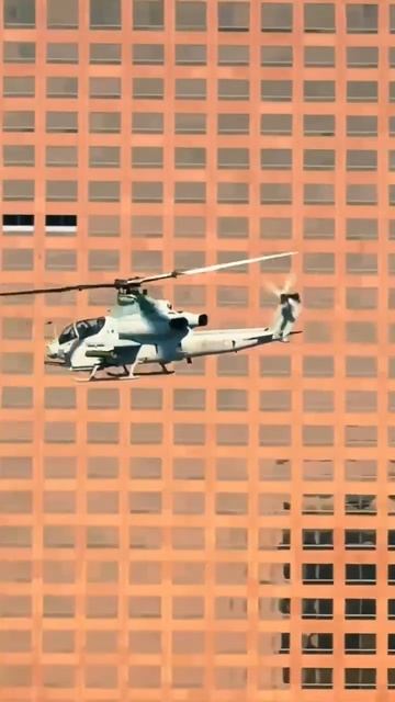 Боевой вертолет AH-1W Super Cobra Корпуса морской пехоты был замечен в небе над Лос-Анджелесом
