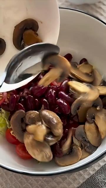 Вкусный салат с курицей и грибами #рецепт #салатрецепт