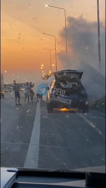 😱 Прямо сейчас горит машина на выезде из города около кольца