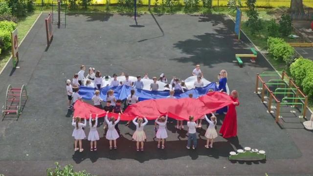 Флешмоб "Россия, мы дети твои" Дошкольное Отделение "Маленький Принц" МБОУ СОШ 20 г. Химки.avi