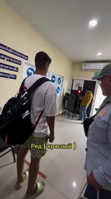 Чтобы получить права в Таиланде, достаточно отличать цвета светофора — блогер снял, как это выглядит