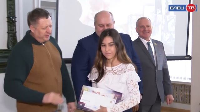 Награда за творчество: юным художникам Ельца вручили стипендии имени  Николая Жукова
