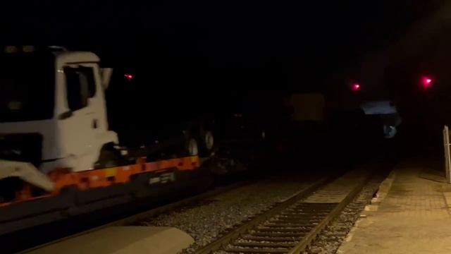 Грузовики MAN едут с завода, Электровоз Вектрон 6193 115 с вагонами автовозами