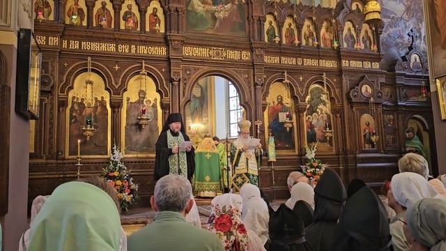Собор Святой Троицы - храмовый праздник. Патриарх Иерусалимский - возглавляет Литургию
