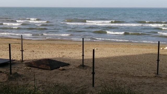 Прогулка по берегу каспийского моря, на море красивые волны и шум моря,