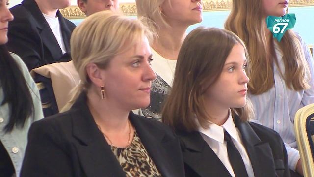 В преддверии Дня России смоленским подросткам вручили паспорта