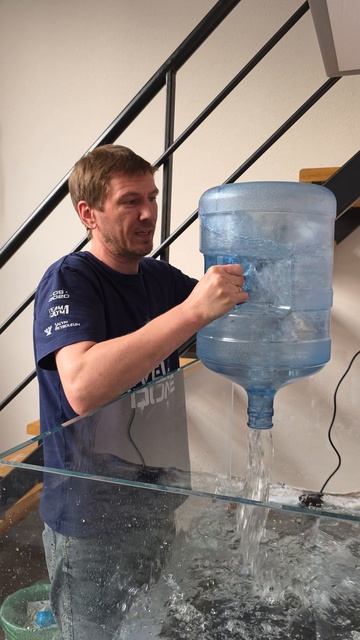 Как вылить воду из бутыли