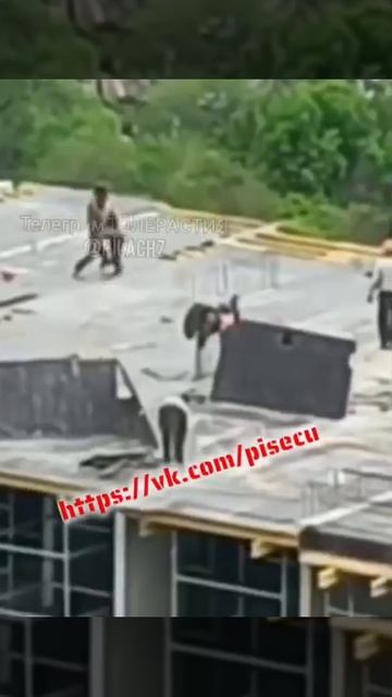 В Хабаровске иностранные специалисты решили устроить спарринг по борьбе на стройке нового ЖК.