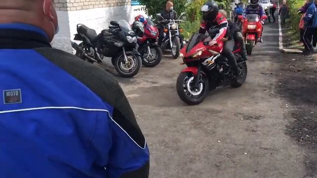 Дети впервые едут на байке)