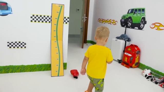 Маленький Крис играет с игрушками