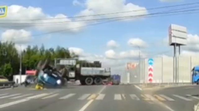 ‼️В Раменском на перекрестке неудачно повернул синий грузовик‼️