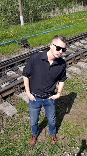 Она не хочет больше быть с тобой. Песня: Sergei Tia - Парень, не проси её остаться