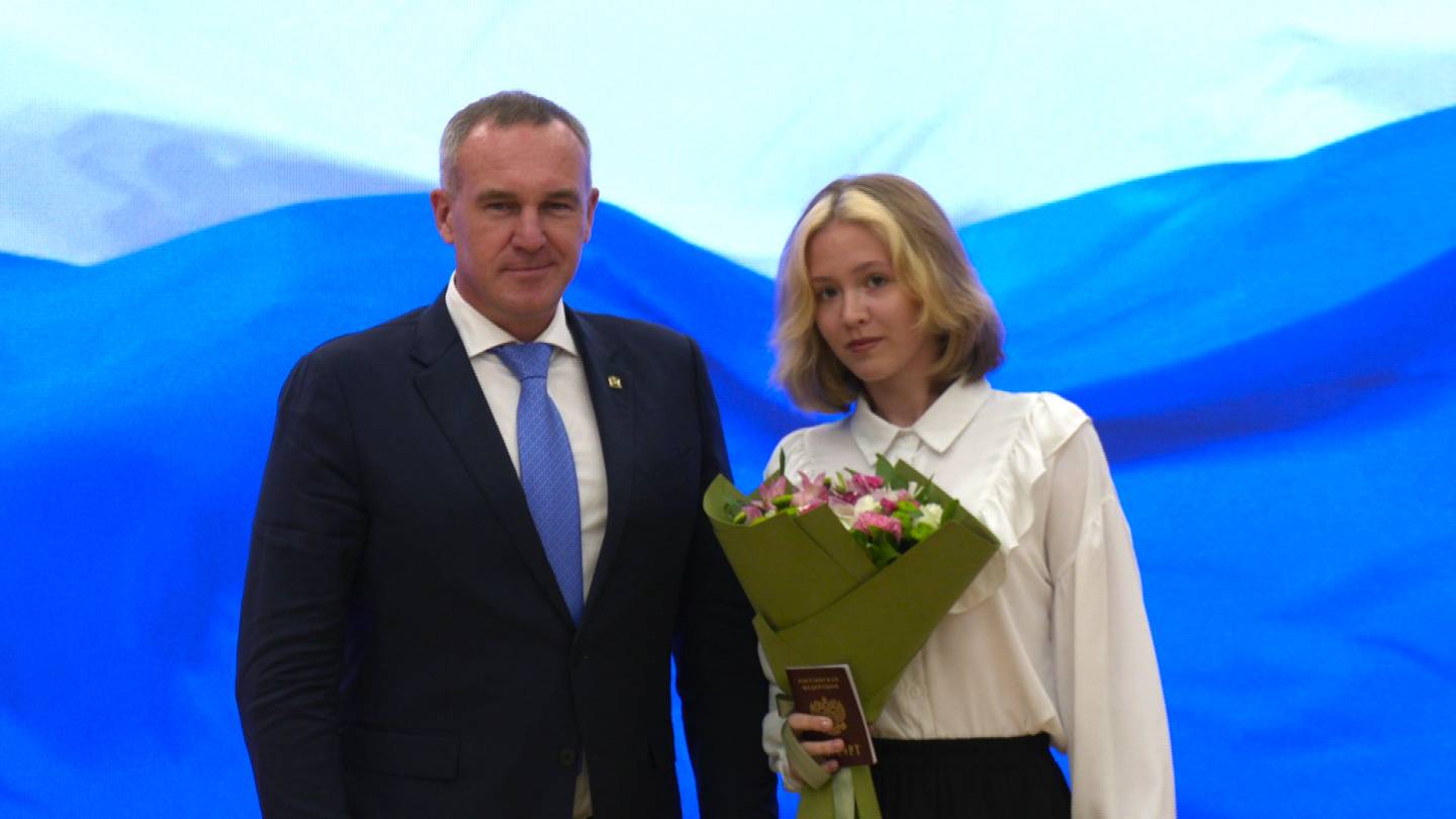 В Югре активистам «Движения Первых» вручили паспорта граждан РФ