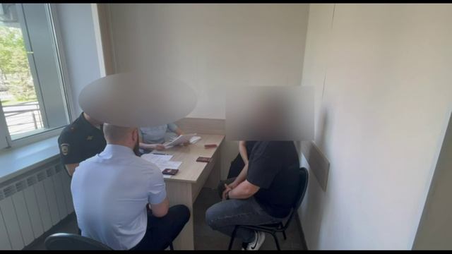 Родителей подростка, угрожавшего ножом барнаульской школьнице, лишили гражданства РФ
