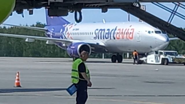 Boeing 737-800 Smartavia Санкт-Петербург - Мурманск выталкивают о