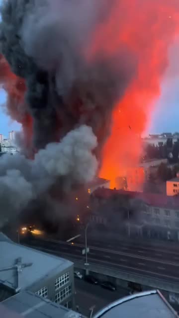 Видео с другого ракурса момента взрыва после попадания в киевский завод «Большевик».