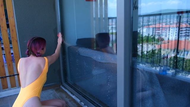 Washing windows in a swimsuit 🧼