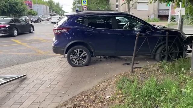 В Ярославле уходившая от столкновения иномарка влетела в ограждение