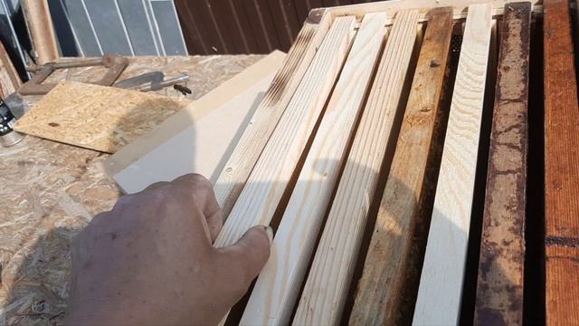 Формирую ловушку для пчел.