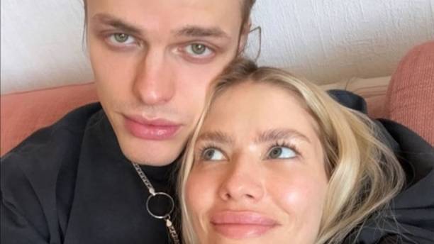 Елена Перминова покаталась по пляжу на шее молодого бойфренда