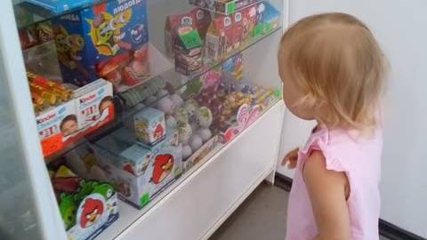 Покупаем вкусняшки в магазине в саду Киндеры Энгри Бердс и Маша и медведь, мороженое Бубль Гум