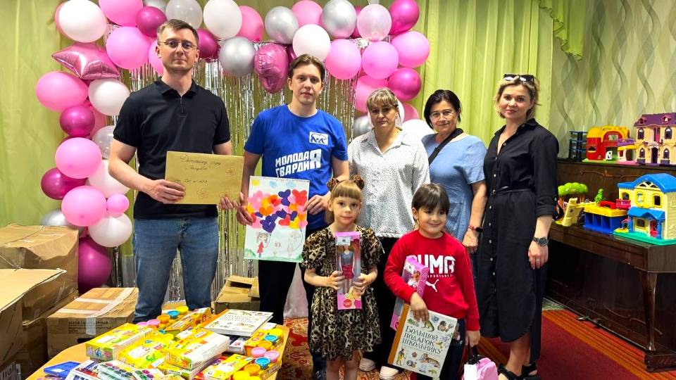 Югорские единороссы доставили в Макеевку две тонны подарков
