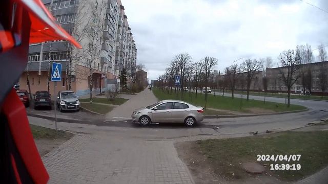 Остановка на пешеходном переходе 07 04 2024
